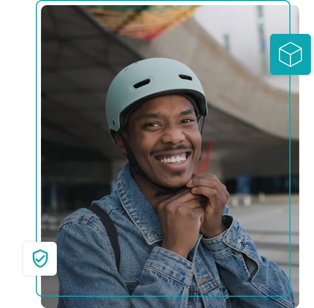 Entregador sorrindo ao prender o capacete